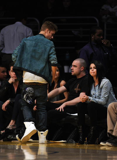 Selena Gomez attends a basketball game between the San Antonio Spurs  News Photo - Getty Images