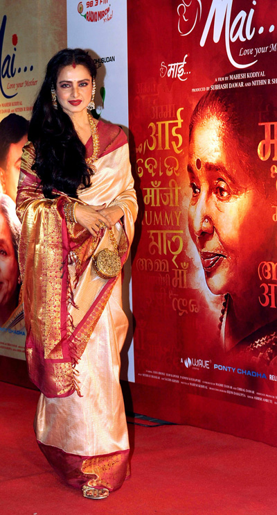 'Mai' word!: Amitabh, Rekha at Bollywood premiere - News ...