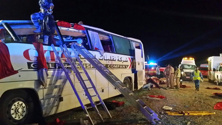 dubai bus oman crash bound dead crashed ibra car injuring killing seriously road