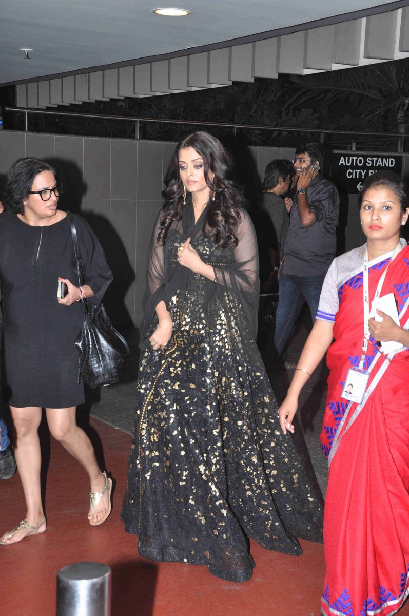 Aishwarya Rai Bachchan spotted at airport in ballroom gown - Entertainment  - Emirates24