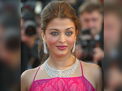 Aishwarya Rai Bachchan Outfits At Cannes Film Festival | Tenue de soirée  élégante, Actrices indiennes, Beauté indienne
