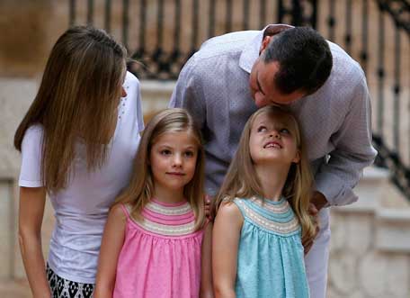 Queen Letizia, King Felipe and Princesses' casual look - News in Images ...