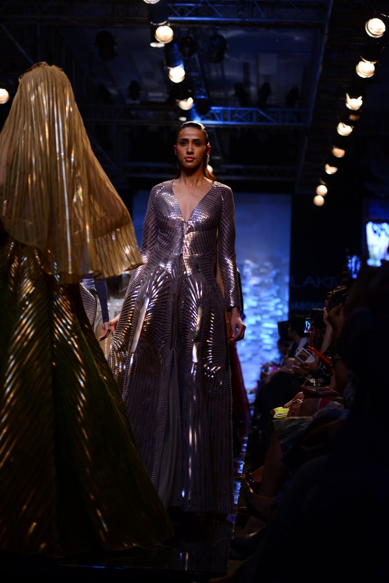 Sushmita Sen's stunning ramp turn for Lakme Fashion Week ...