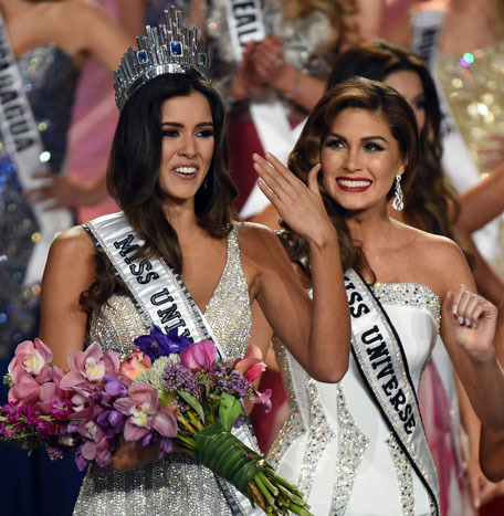 Miss Universe 2014: Gabriela Isler passes her crown to Miss Colombia ...