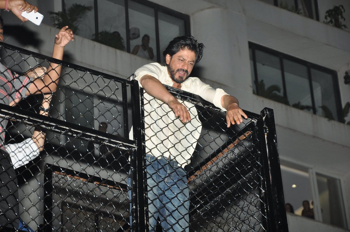 Shah Rukh Khan celebrates 50th birthday with fans - Entertainment ...