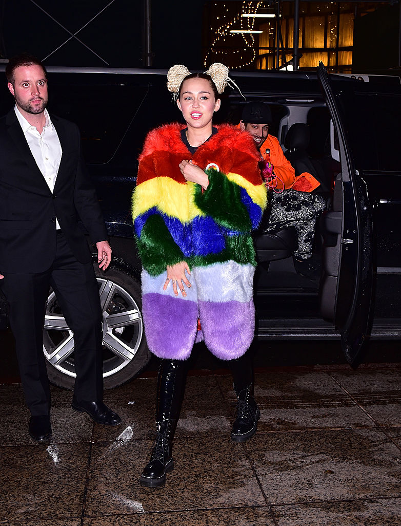 Top knotch! Miley Cyrus sports two buns made of rope - Entertainment ...