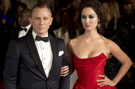 007 Daniel Craig's 'Skyfall' gets royal treatment - News in Images ...